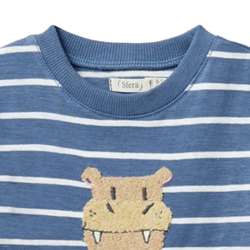 104829893-Camiseta-azul-a-rayas-para-bebe-niño