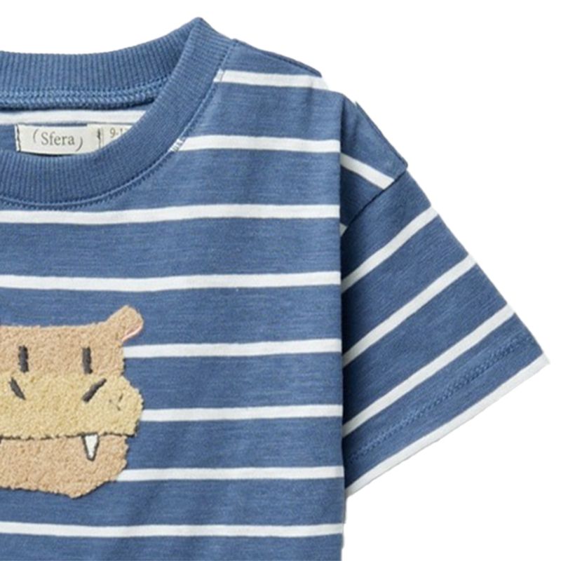 104829893-Camiseta-azul-a-rayas-para-bebe-niño
