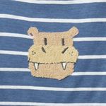 104829893-Camiseta-azul-a-rayas-para-bebe-niño