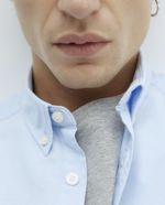 104835366-Camisa-oxford-Sfera-regular-fit-celeste-solida-para-hombre