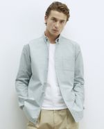 104835371-Camisa-oxford-Sfera-regular-fit-turquesa-solida-para-hombre