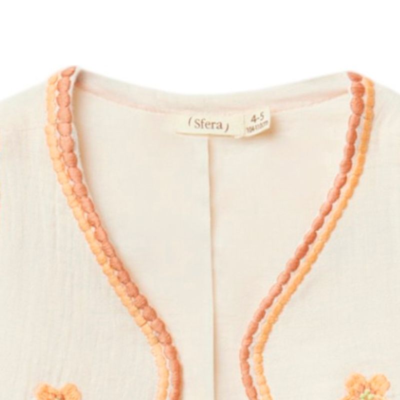 Chaleco-beige-bordado-para-niña-104831813