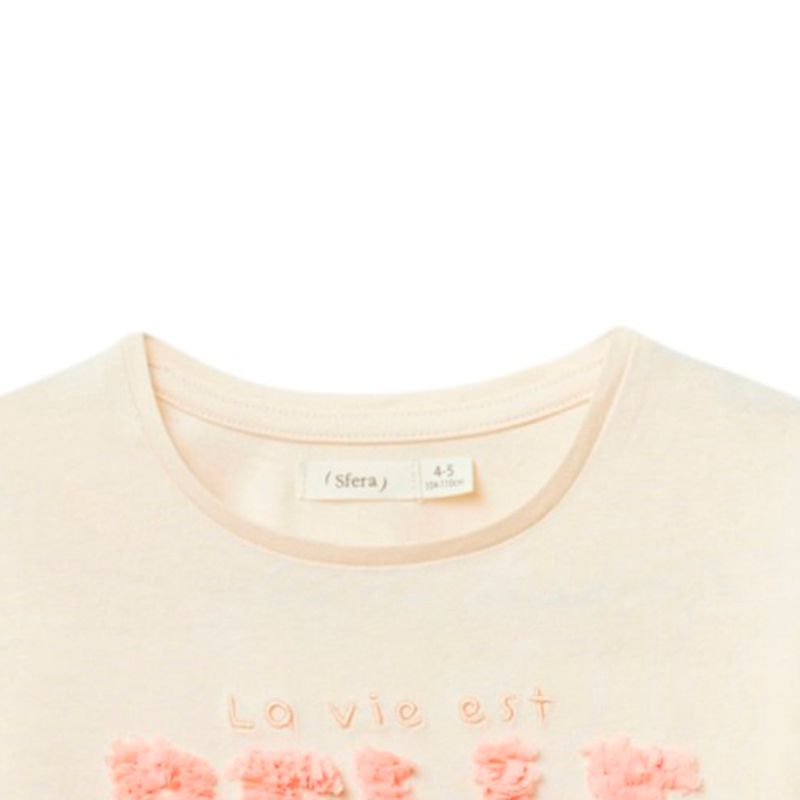 Blusa-beige-con-textura-para-niña-104831833