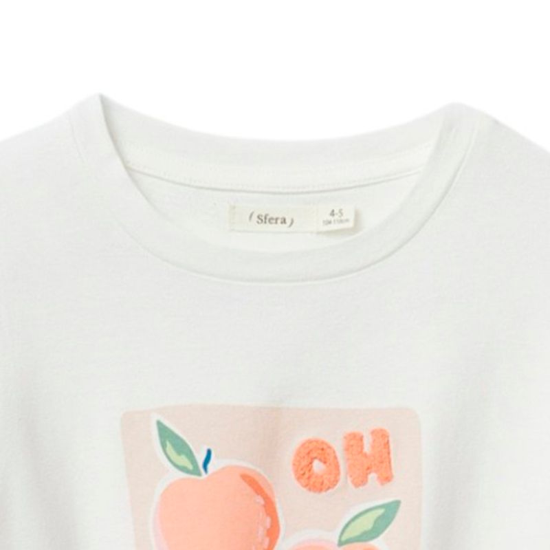 Blusa-blanca-con-estampado-para-niña-104831840