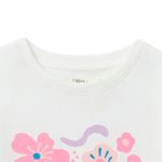 Blusa-blanca-con-estampado-para-niña-104831919