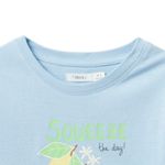 Blusa-celeste-con-estampado-de-limones-para-niña-104831927