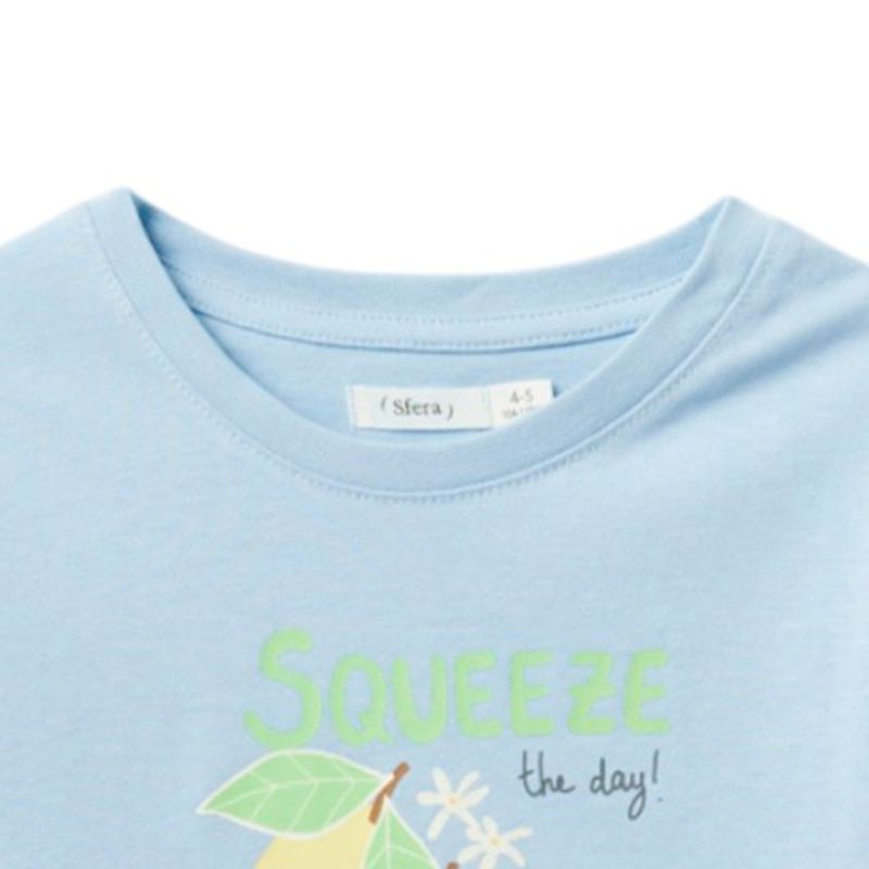 Blusa-celeste-con-estampado-de-limones-para-niña-104831927