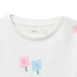 Blusa-blanca-con-estampado-de-flores-para-niña-104831941