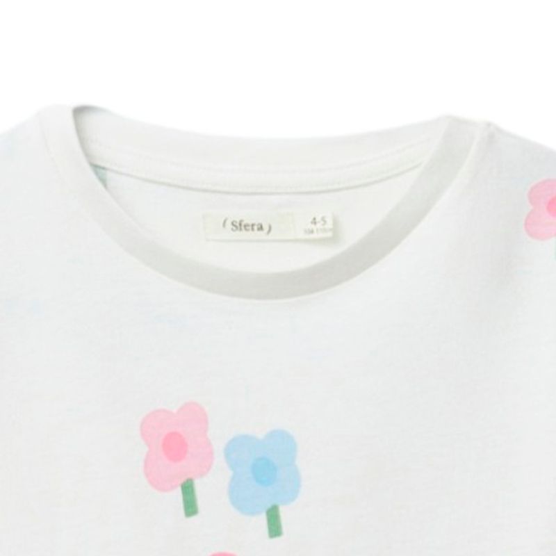 Blusa-blanca-con-estampado-de-flores-para-niña-104831941