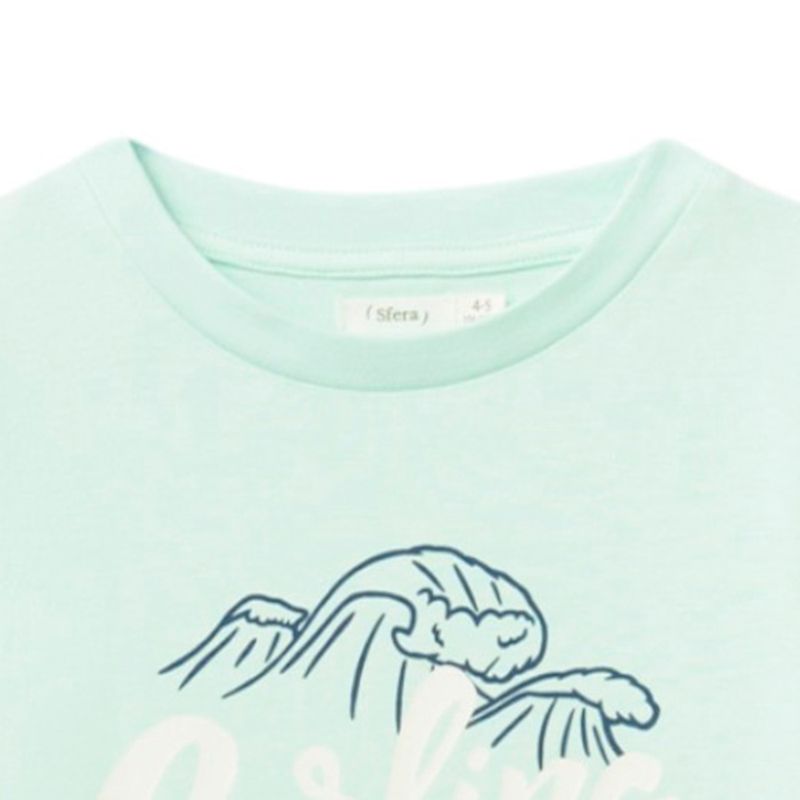 Camiseta-verde-con-estampado-para-niño-104834048