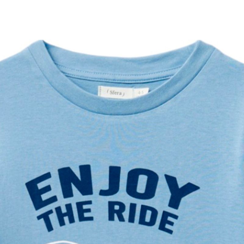 Camiseta-azul-con-estampado-para-niño-104834056