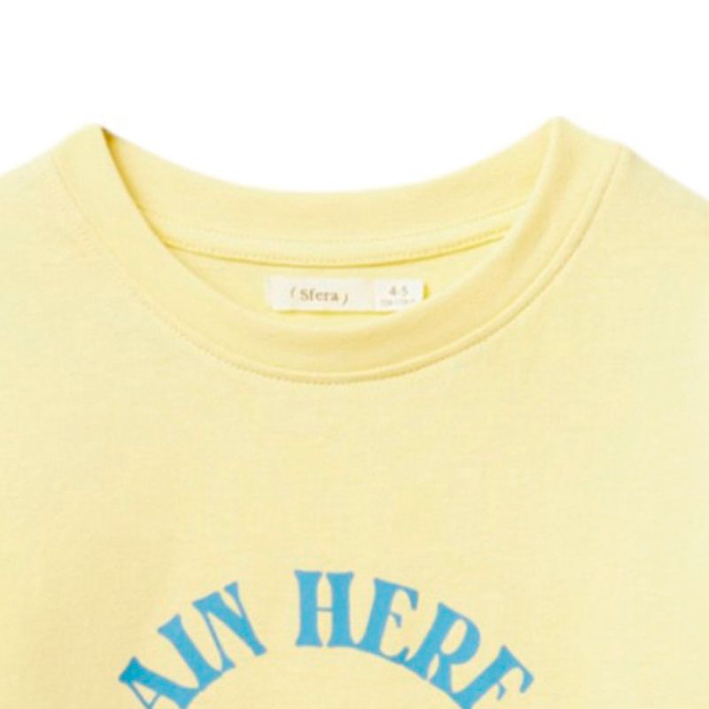 Camiseta-amarilla-con-estampado-para-niño-104834069