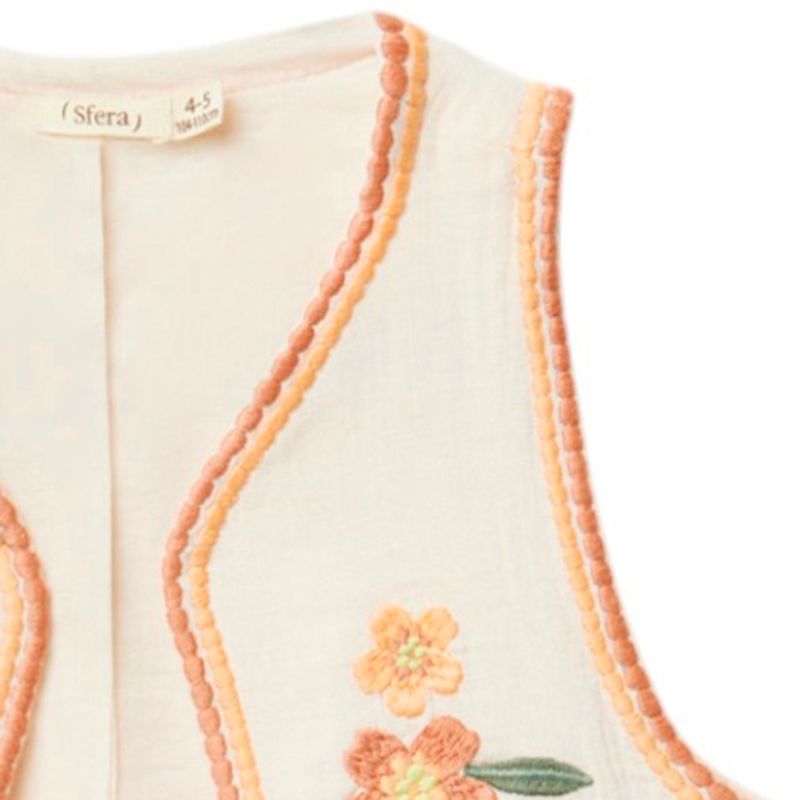 Chaleco-beige-bordado-para-niña-104831813