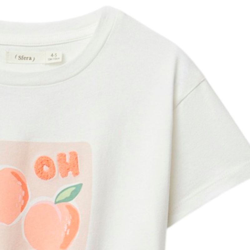 Blusa-blanca-con-estampado-para-niña-104831840