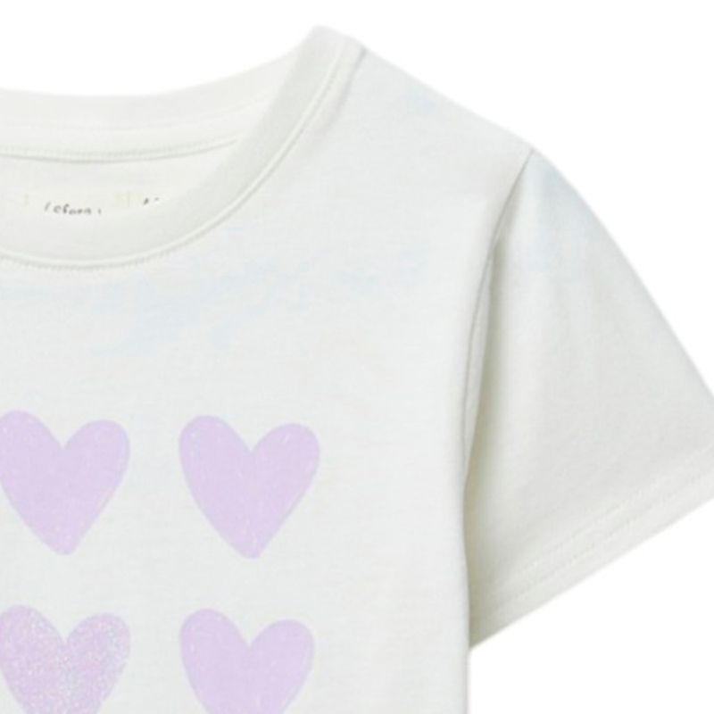 Blusa-blanca-con-estampado-de-corazones-para-niña-104831911