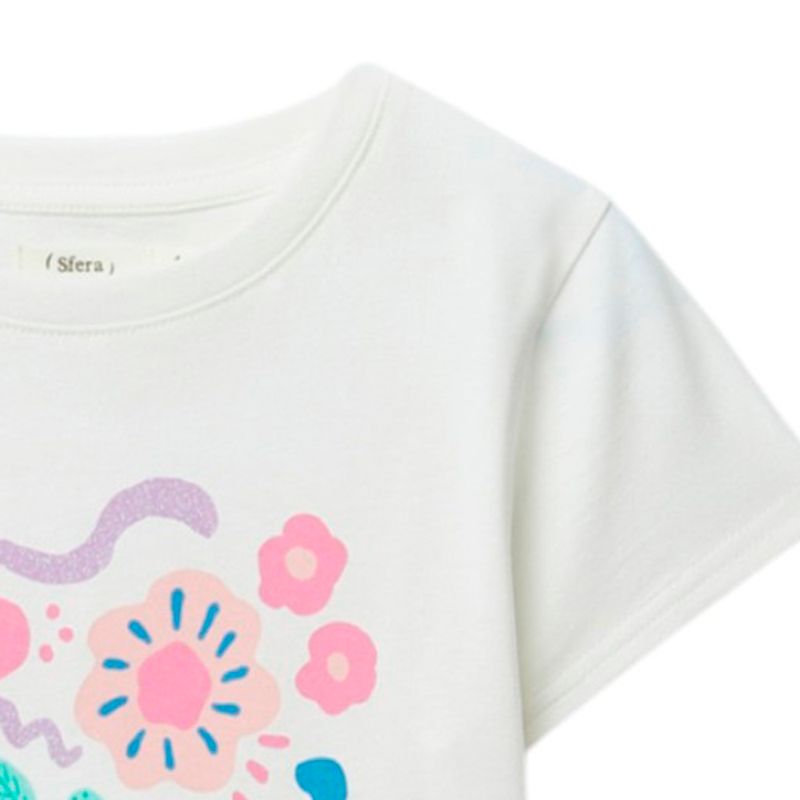 Blusa-blanca-con-estampado-para-niña-104831917