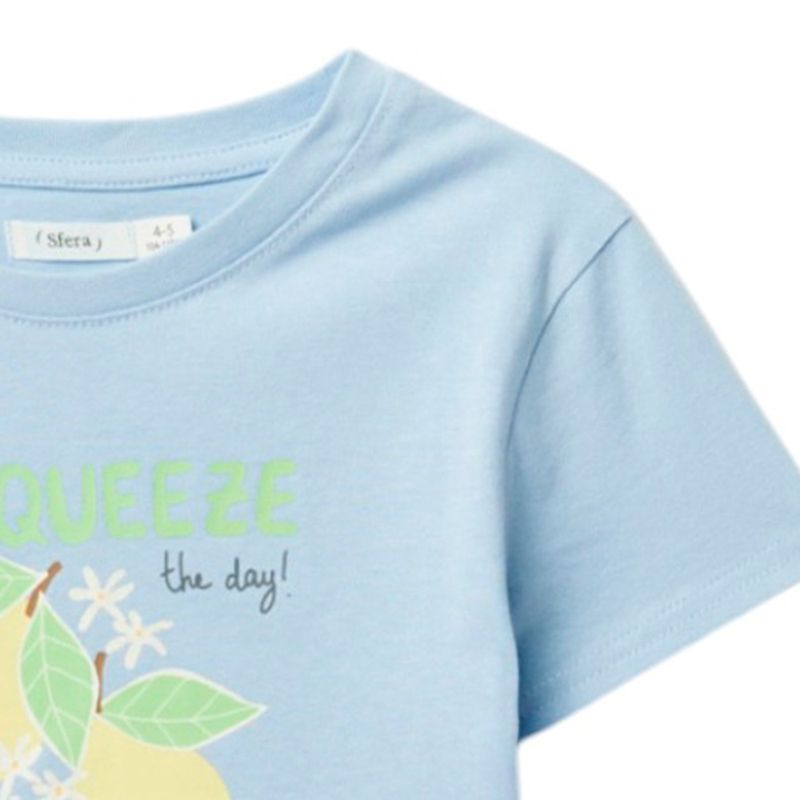 Blusa-celeste-con-estampado-de-limones-para-niña-104831927