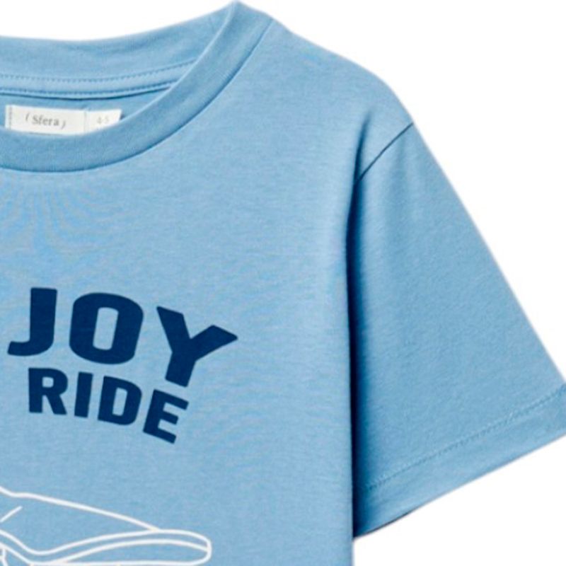 Camiseta-azul-con-estampado-para-niño-104834056