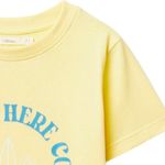Camiseta-amarilla-con-estampado-para-niño-104834066