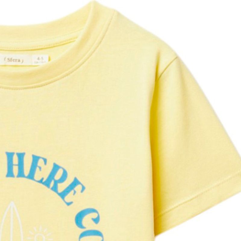Camiseta-amarilla-con-estampado-para-niño-104834066