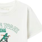 Camiseta-blanca-con-estampado-para-niño-104834073