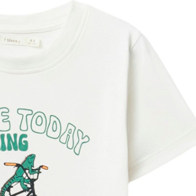 Camiseta-blanca-con-estampado-para-niño-104834073