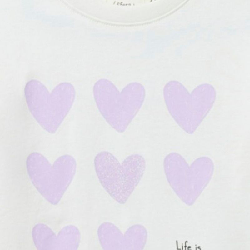 Blusa-blanca-con-estampado-de-corazones-para-niña-104831911