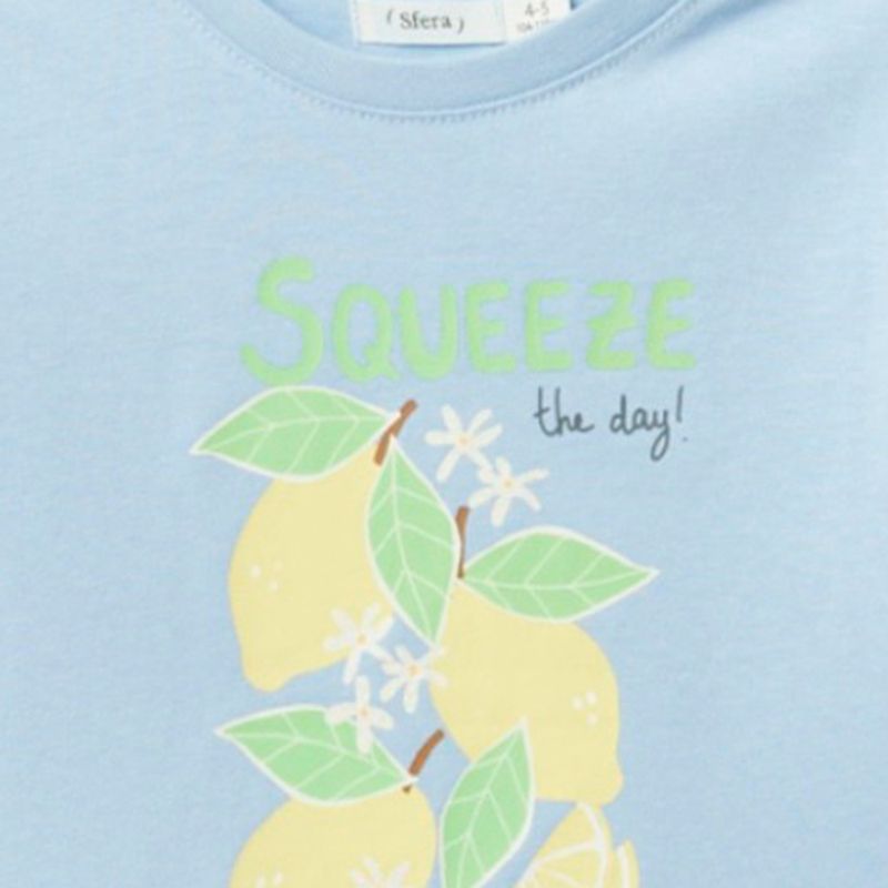 Blusa-celeste-con-estampado-de-limones-para-niña-104831927