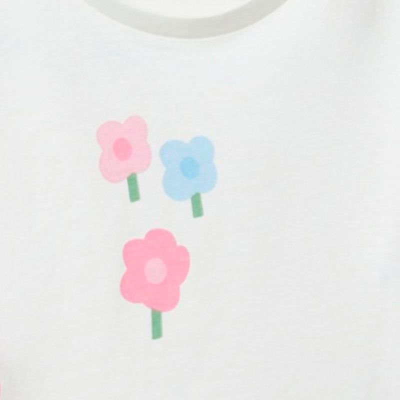 Blusa-blanca-con-estampado-de-flores-para-niña-104831941