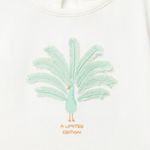 Blusa-blanca-con-estampado-para-niña-104831976
