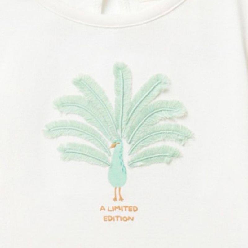 Blusa-blanca-con-estampado-para-niña-104831976