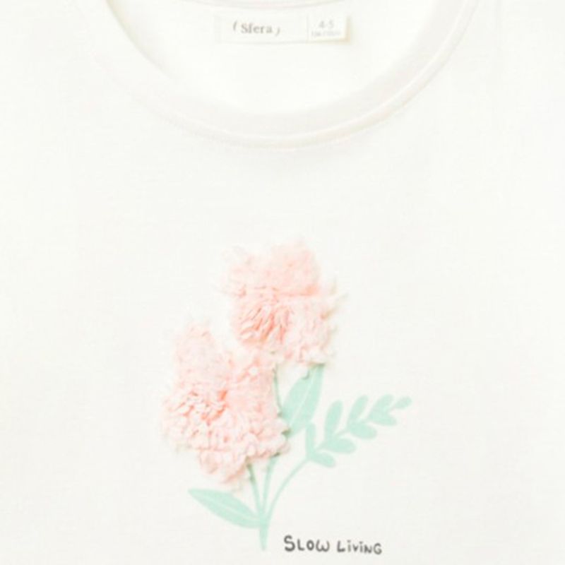 Blusa-blanca-con-textura-para-niña-104831996