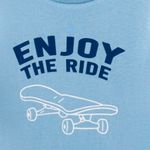 Camiseta-azul-con-estampado-para-niño-104834056