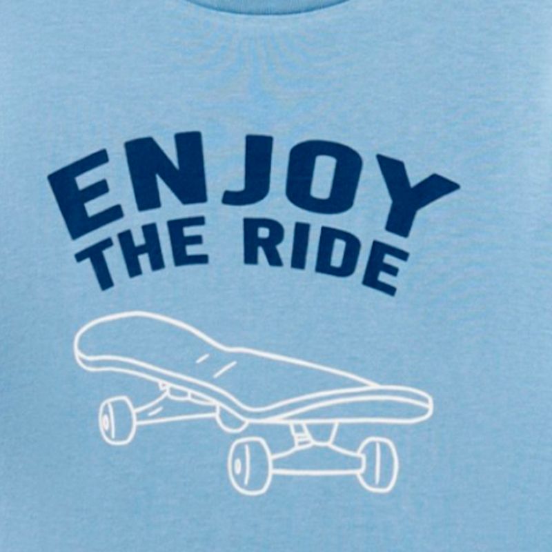 Camiseta-azul-con-estampado-para-niño-104834056