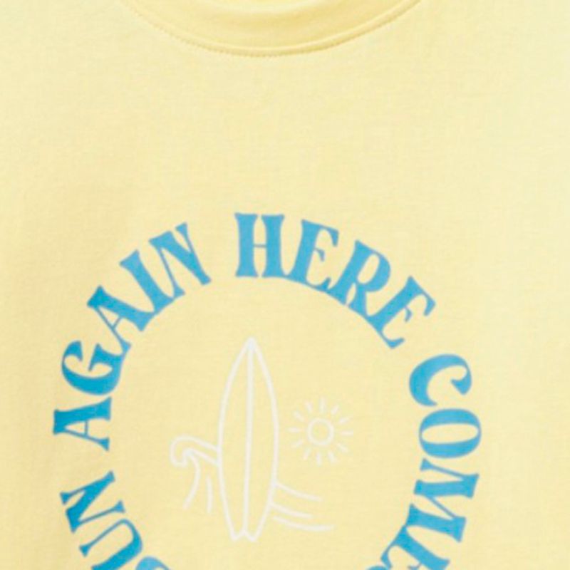 Camiseta-amarilla-con-estampado-para-niño-104834069