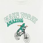 Camiseta-blanca-con-estampado-para-niño-104834073