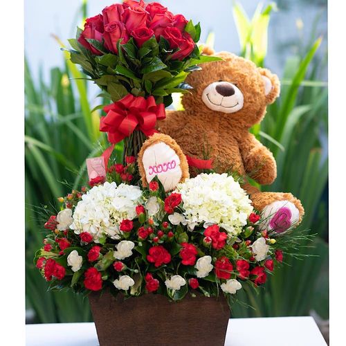 Arreglo floral de rosas y peluche