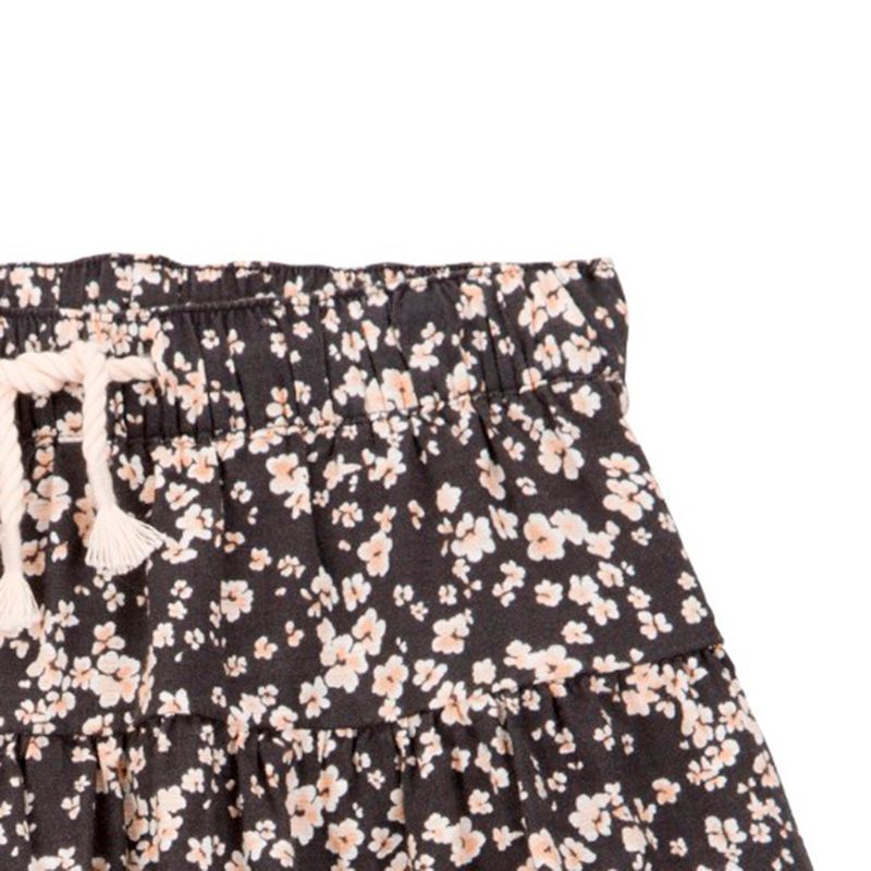 Falda-negra-con-estampado-de-flores-para-niña-104840758
