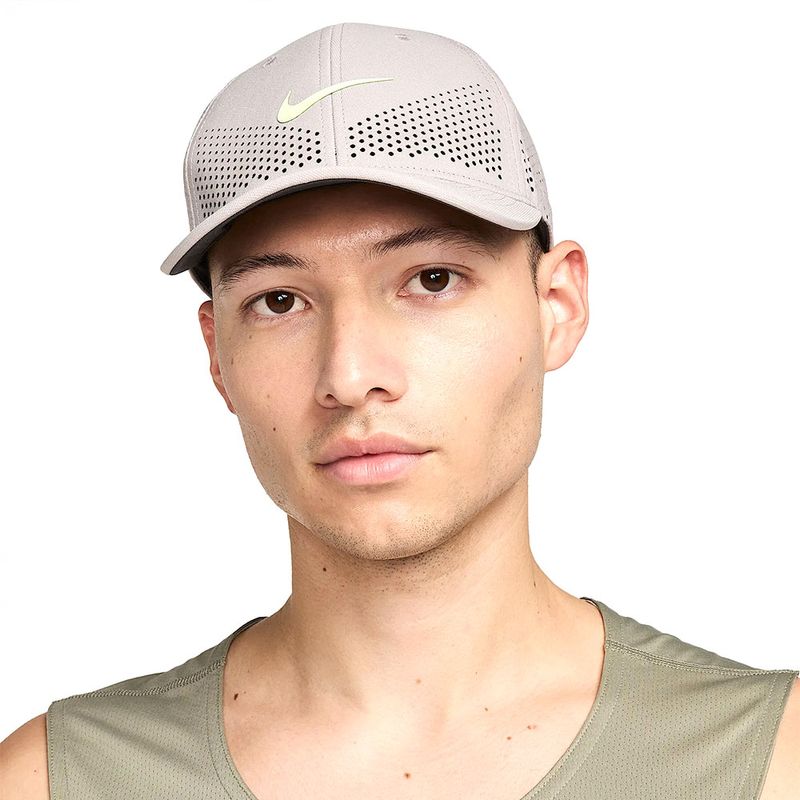 104836633-Gorra-deportiva-Nike-gris-texturizada-con-estampado-para-hombre-