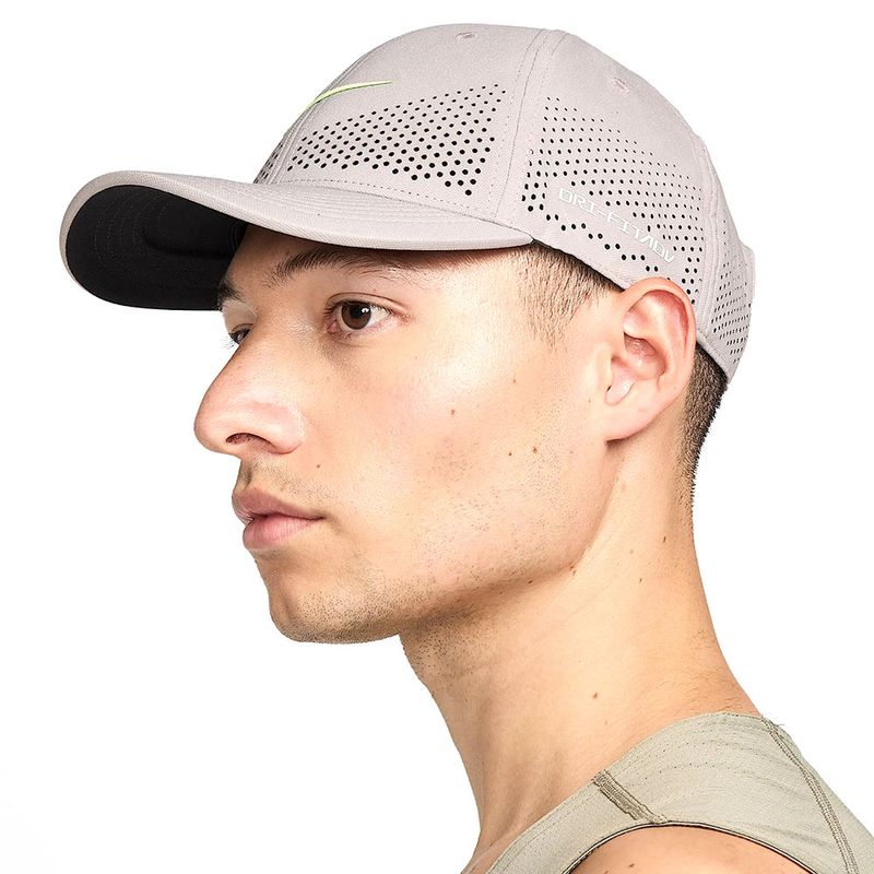 104836633-Gorra-deportiva-Nike-gris-texturizada-con-estampado-para-hombre-