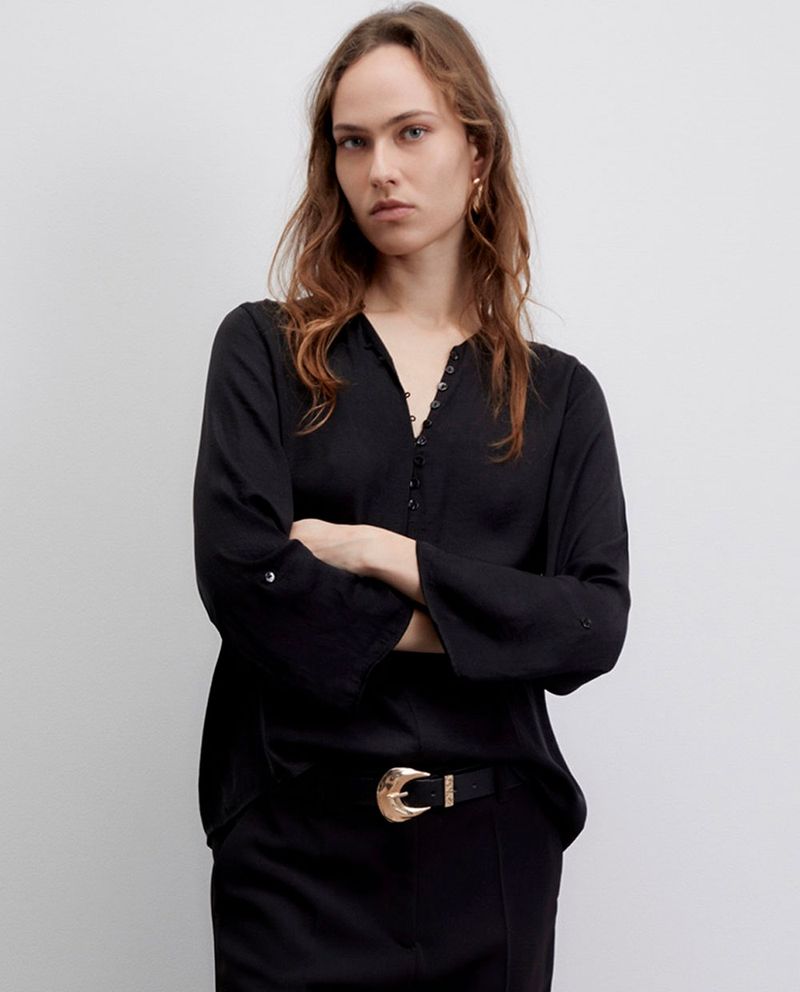 104832429-Blusa-Sfera-casual-negra-manga-larga-para-mujer