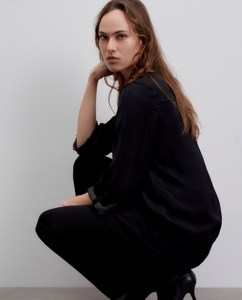 104832429-Blusa-Sfera-casual-negra-manga-larga-para-mujer