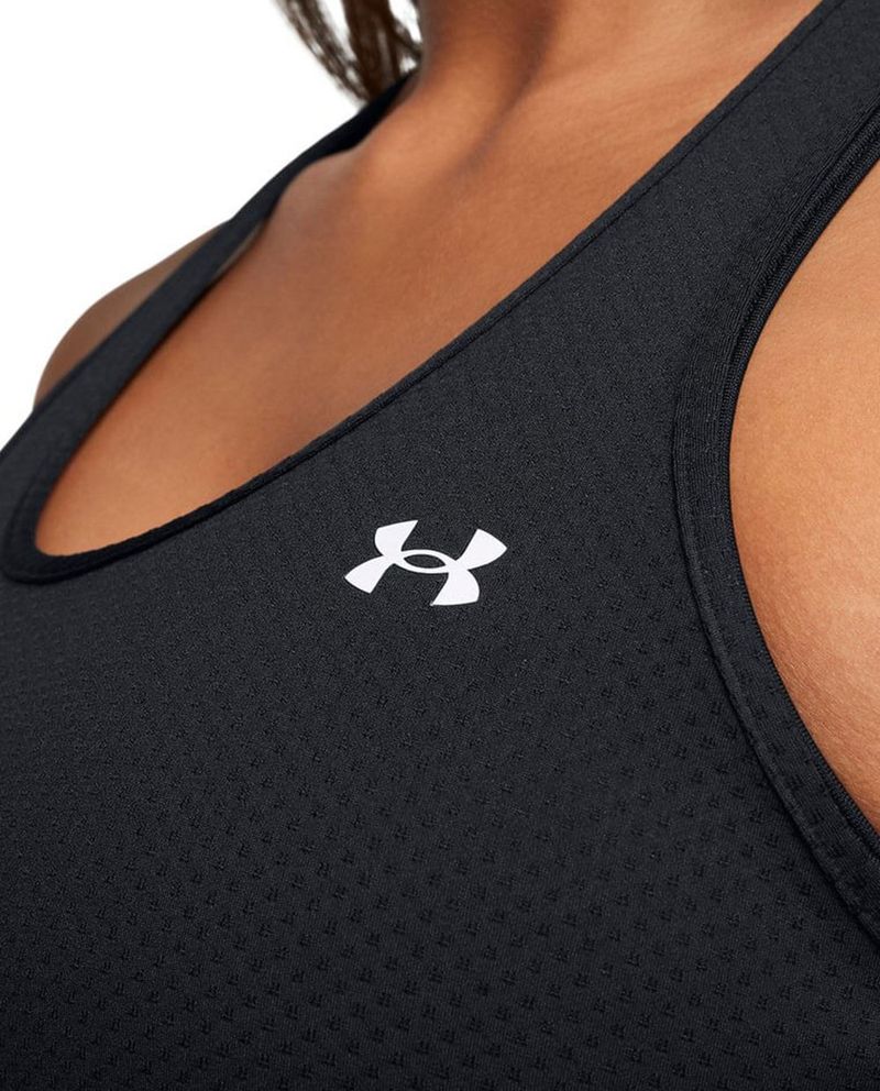 104787514-Camiseta-deportiva-Under-Armour-negra-texturizada-para-mujer