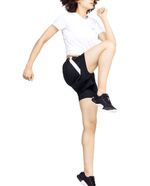 104802113-Short-deportivo-Under-Armour-negro-solido-para-mujer-