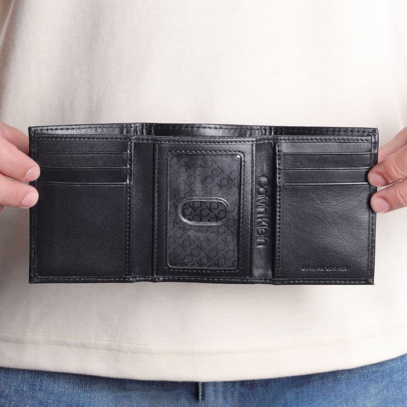 Billetera trifold Calvin Klein negra con textura para hombre