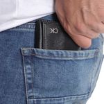 104759033-Billetera-trifold-Calvin-Klein-negra-texturizada-para-hombre-