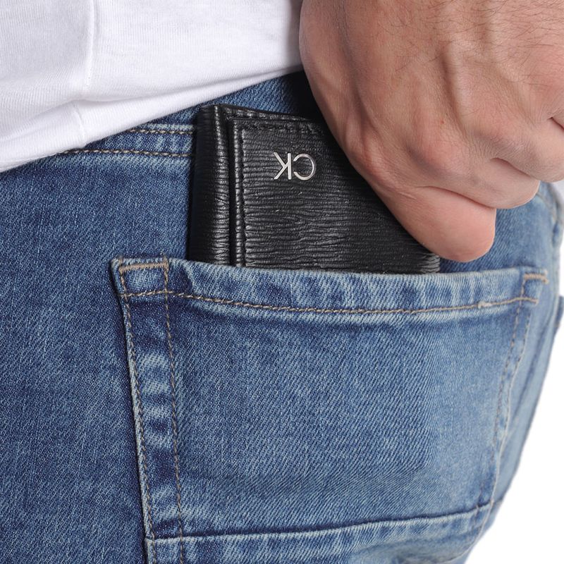 104759033-Billetera-trifold-Calvin-Klein-negra-texturizada-para-hombre-