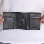 104759033-Billetera-trifold-Calvin-Klein-negra-texturizada-para-hombre-