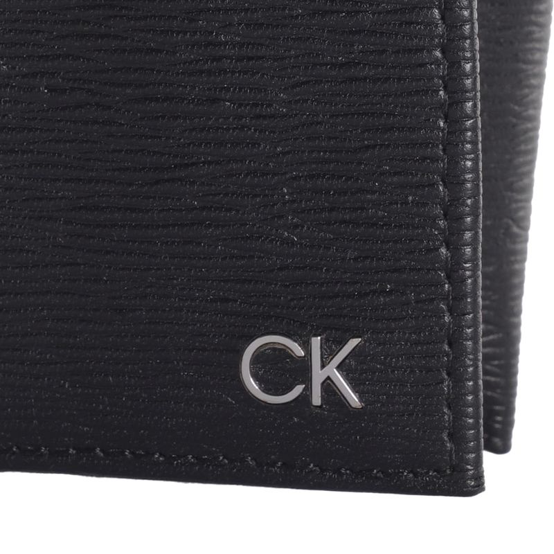 104759033-Billetera-trifold-Calvin-Klein-negra-texturizada-para-hombre-