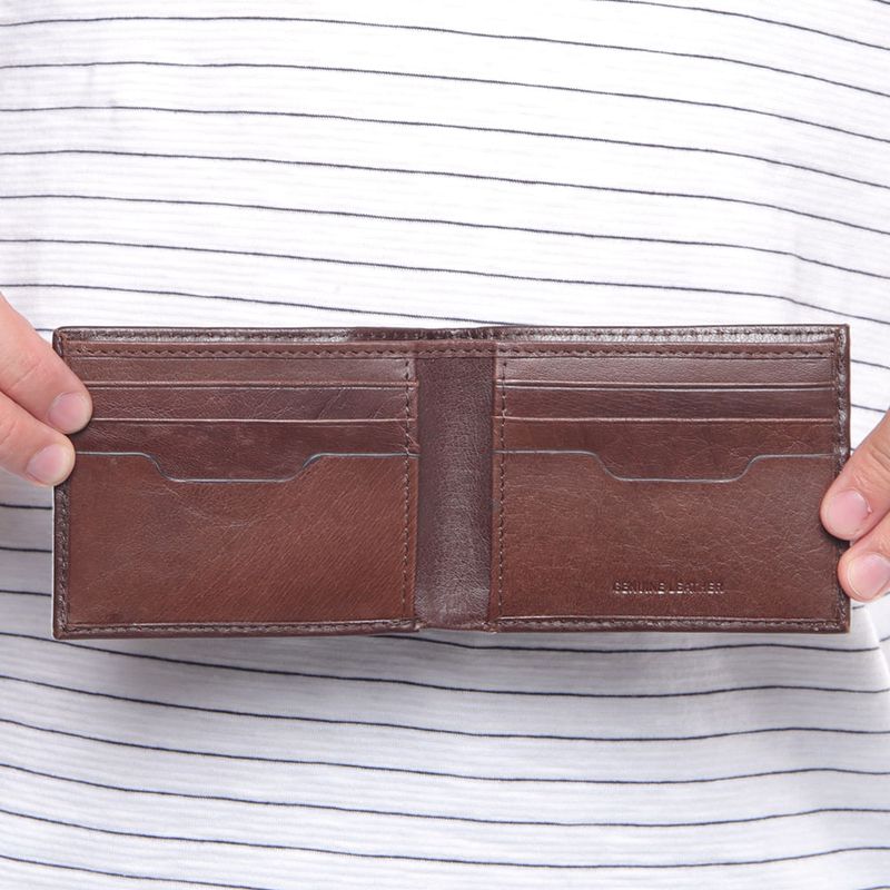 Billetera bifold Chaps café de cuero con textura para hombre